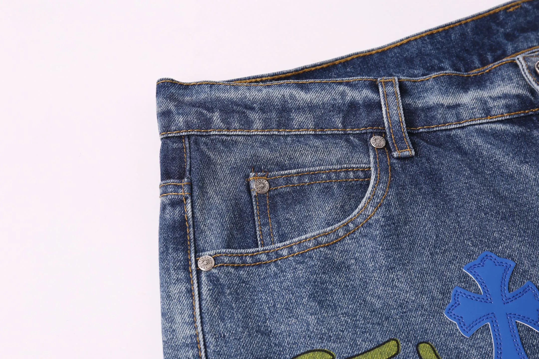 P260 Style No.: H885 Crow Heart & 𝐂𝐡𝐫𝐨𝐦𝐞 𝐇𝐞𝐚𝐫𝐭 ss25 new graffiti letters blue and white cross leather couple style loose washed micro-flared jeans. Styles with different washed textures are very friendly to people with thin legs. The micro-flared version perfectly modifies the leg shape. The timeless and moderate length makes it easy to match and match. It is the basis for various styles and is a must-have in your wardrobe! The fabric is stiff but also makes the upper body soft without losing texture. The washing process is even more perfect. It is a must-have item for everyone! ! ! Washed wheat, hang tag, pants label, three labels complete Color: blue Size: 28-30-32-34-36